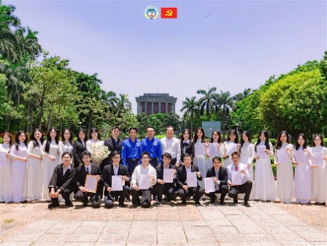 LỄ KẾT NẠP ĐẢNG THÁNG 5/2025 - NHÂN DỊP KỶ NIỆM 135 NĂM NGÀY SINH CHỦ TỊCH HỒ CHÍ MINH