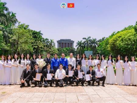 LỄ KẾT NẠP ĐẢNG THÁNG 5/2025 - NHÂN DỊP KỶ NIỆM 135 NĂM NGÀY SINH CHỦ TỊCH HỒ CHÍ MINH